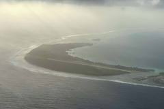 La pista di TIH, nel lembo largo dell'atollo