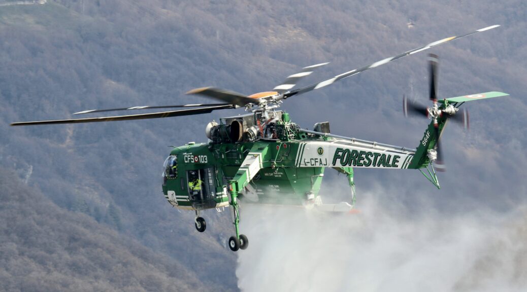 elicottero sky crane in esercitazione eliporto di Pighet con livrea corpo forestale